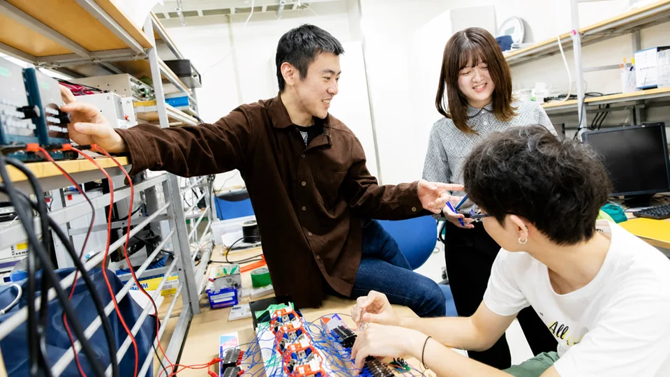 電気電子工学コースの学生が回路を使った実験に取り組む様子