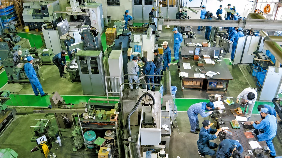工作センターで学生が工作機械を使う実習風景