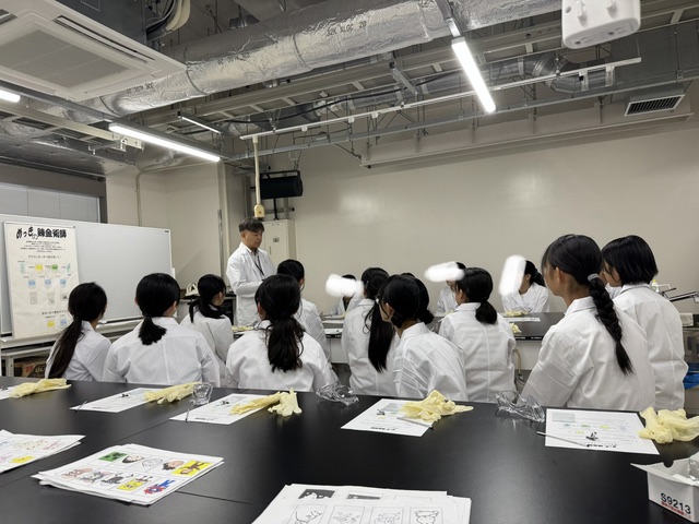 白衣を着てめっきの実験に取り組む女子中高生の皆さん