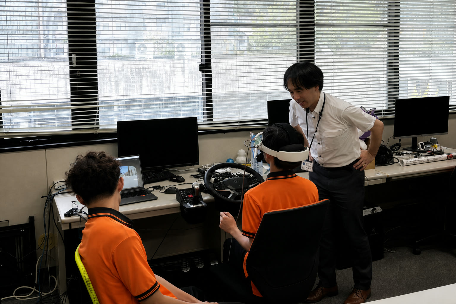 VRヘッドセットと運転シミュレーターを体験する台北市立大安高級工業職業学校の学生